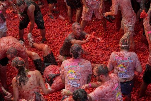 in-pics:-small-spanish-town-welcomed-22,000-people-to-annual-‘la-tomatina’-tomato-fight