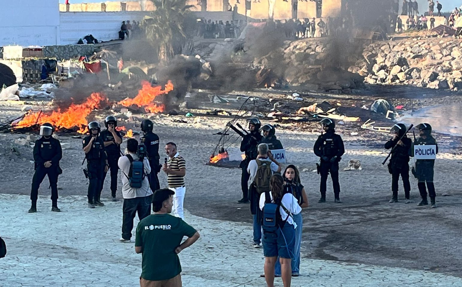 ultima-hora-de-la-entrada-de-inmigrantes-a-ceuta,-en-directo-|-un-grupo-de-ceuties-quema-parte-del-campamento-de-los-migrantes-en-una-playa-de-ceuta