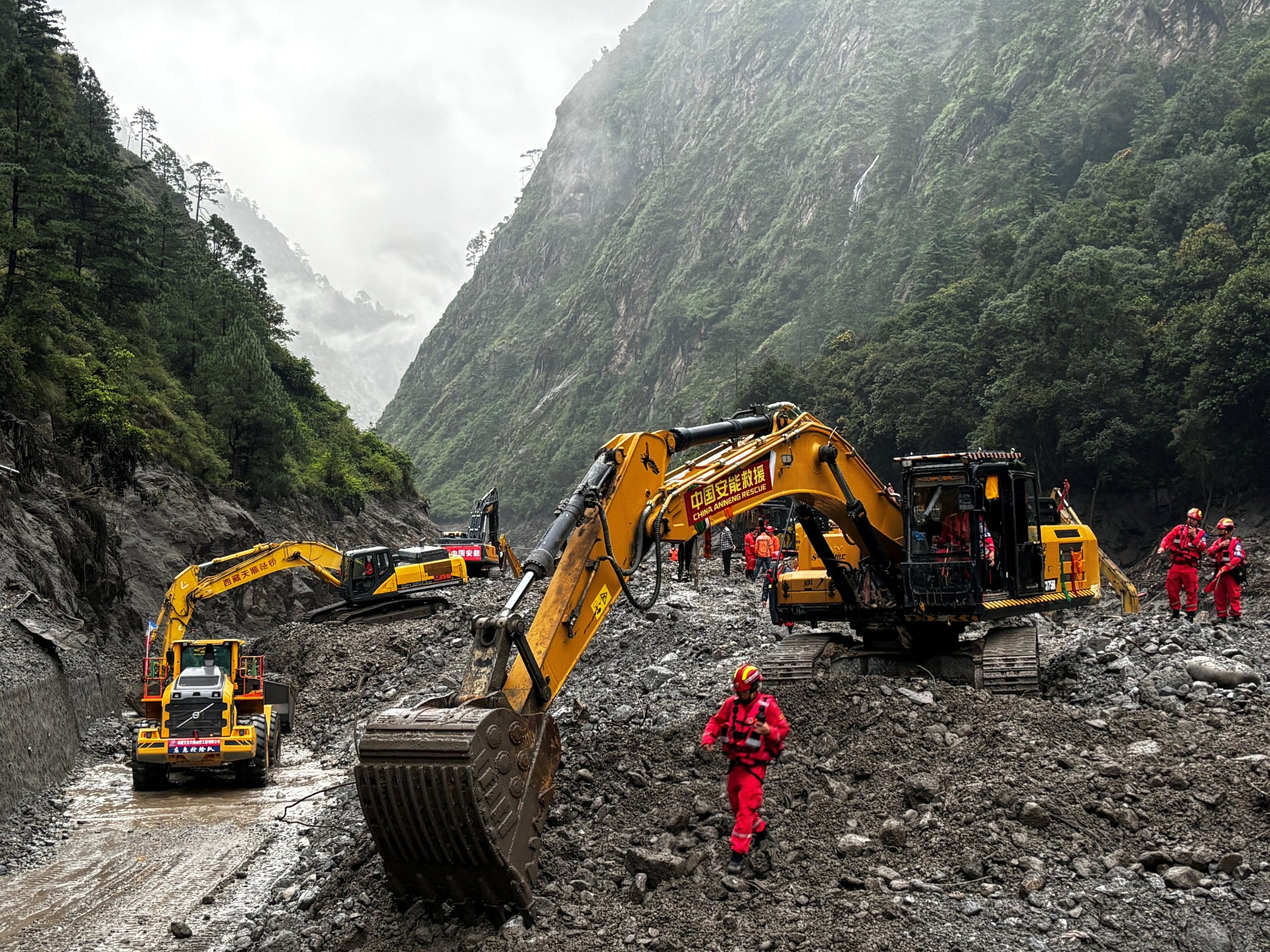 la-catastrofe-del-himalaya-deja-mas-de-630-fallecidos,-mientras-los-equipos-de-rescate-alcanzan-el-nucleo-de-la-tragedia-en-tibet