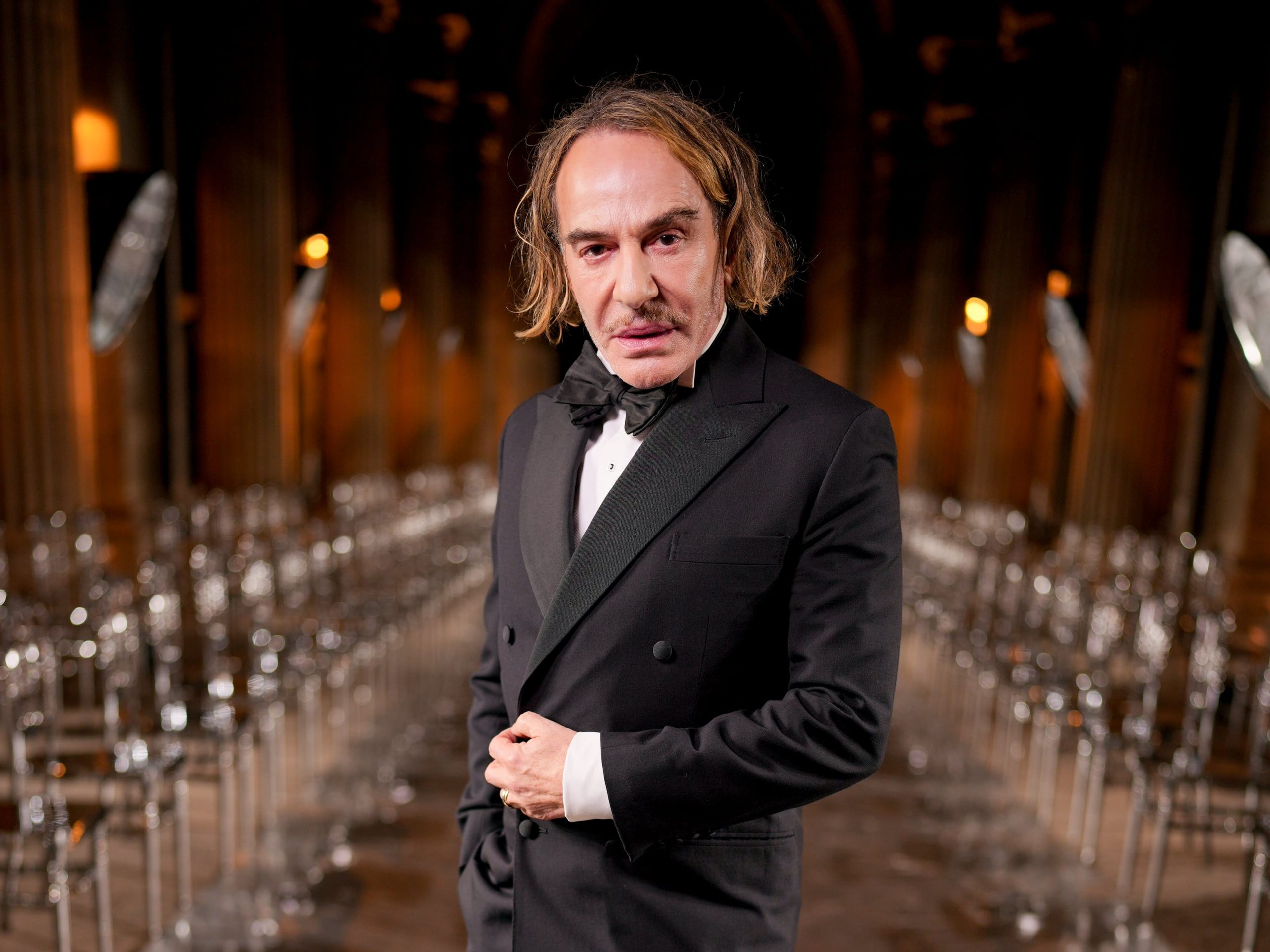 john-galliano-cancela-su-exposicion-en-el-met-tras-la-polemica-por-su-eleccion:-“sigo-asumiendo-la-responsabilidad-por-el-dolor-causado”