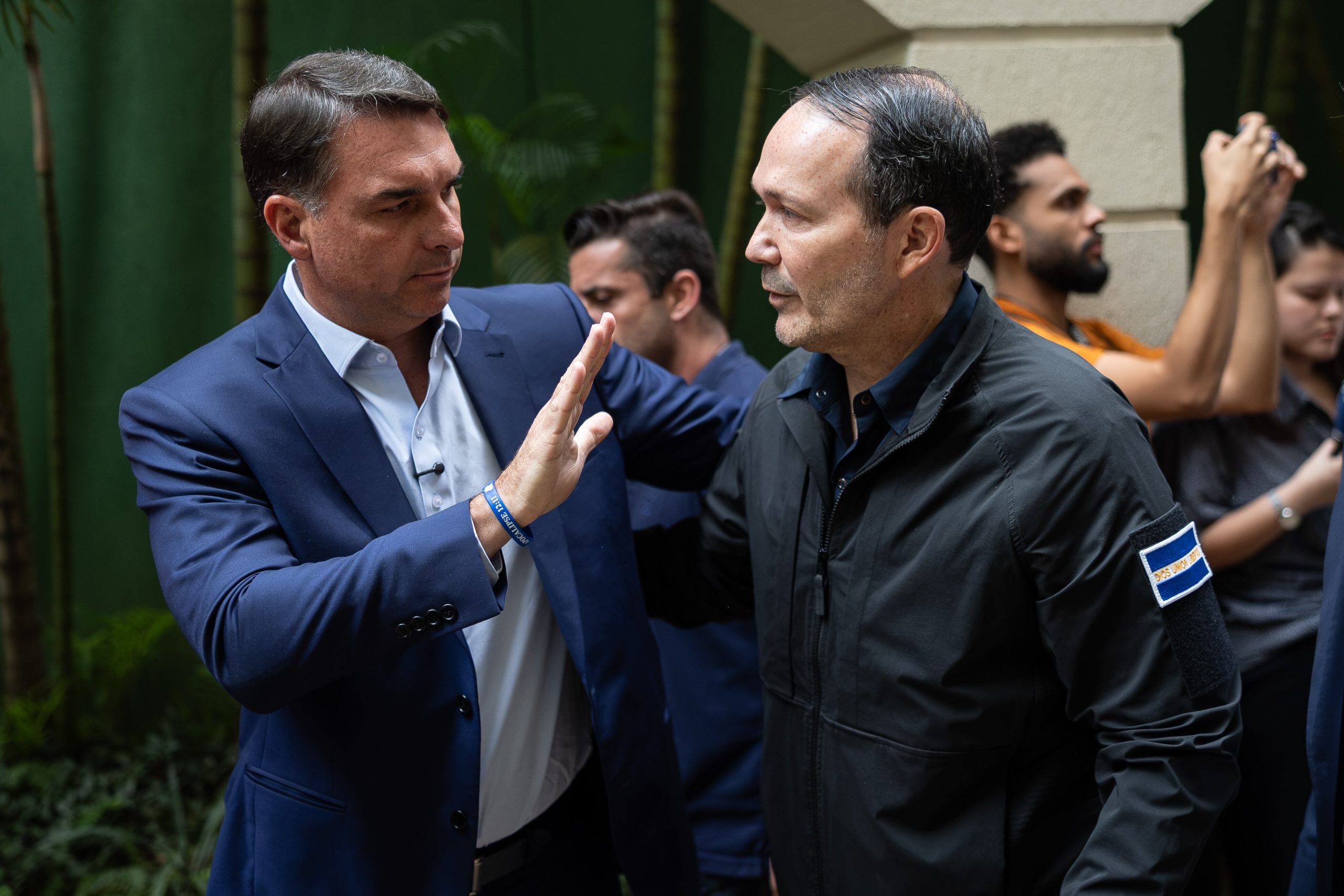 bolsonaro-hijo-alaba-la-receta-bukele-y-promete-medio-millon-de-nuevas-plazas-carcelarias-de-brasil