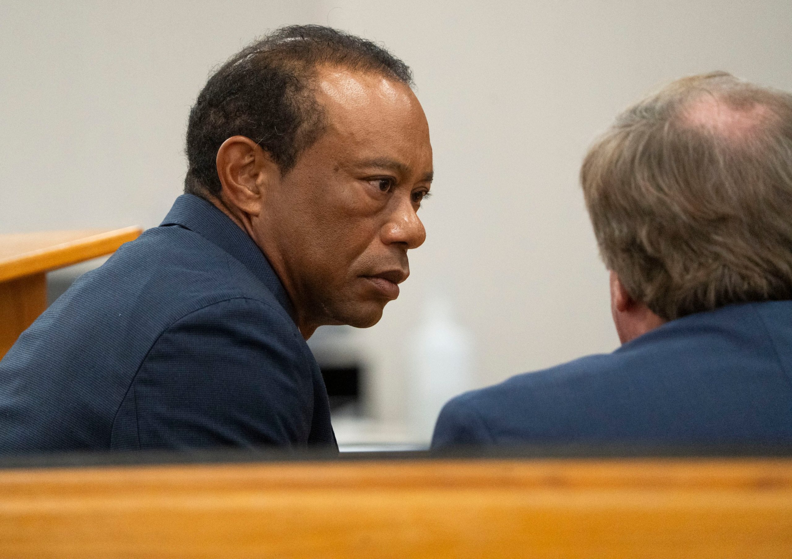 tiger-woods-se-queda-sin-carnet-de-conducir-durante-cinco-anos-tras-volcar-su-coche-contra-un-camion-el-pasado-marzo