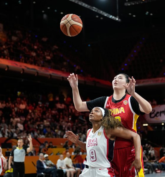 estados-unidos,-con-una-gran-caitlin-clark,-supera-a-la-jugadora-mas-alta-de-la-historia,-la-china-zhang-ziyu-(2,23m)