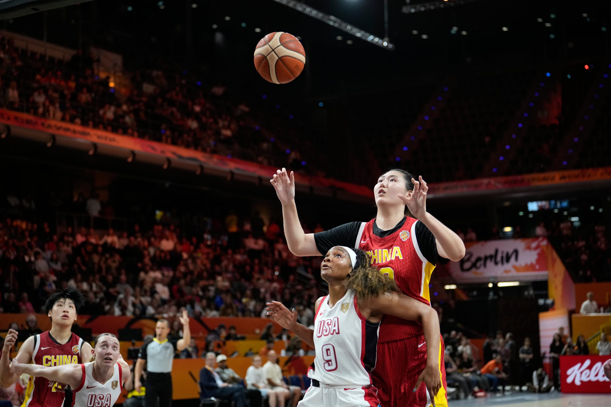 estados-unidos,-con-una-gran-caitlin-clark,-supera-a-la-jugadora-mas-alta-de-la-historia,-la-china-zhang-ziyu-(2,23m)
