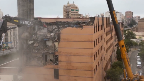 watch:-demolition-finally-begins-of-doomed-two-star-hotel-ibis-in-malaga-–-four-months-after-devastating-fire-gutted-building