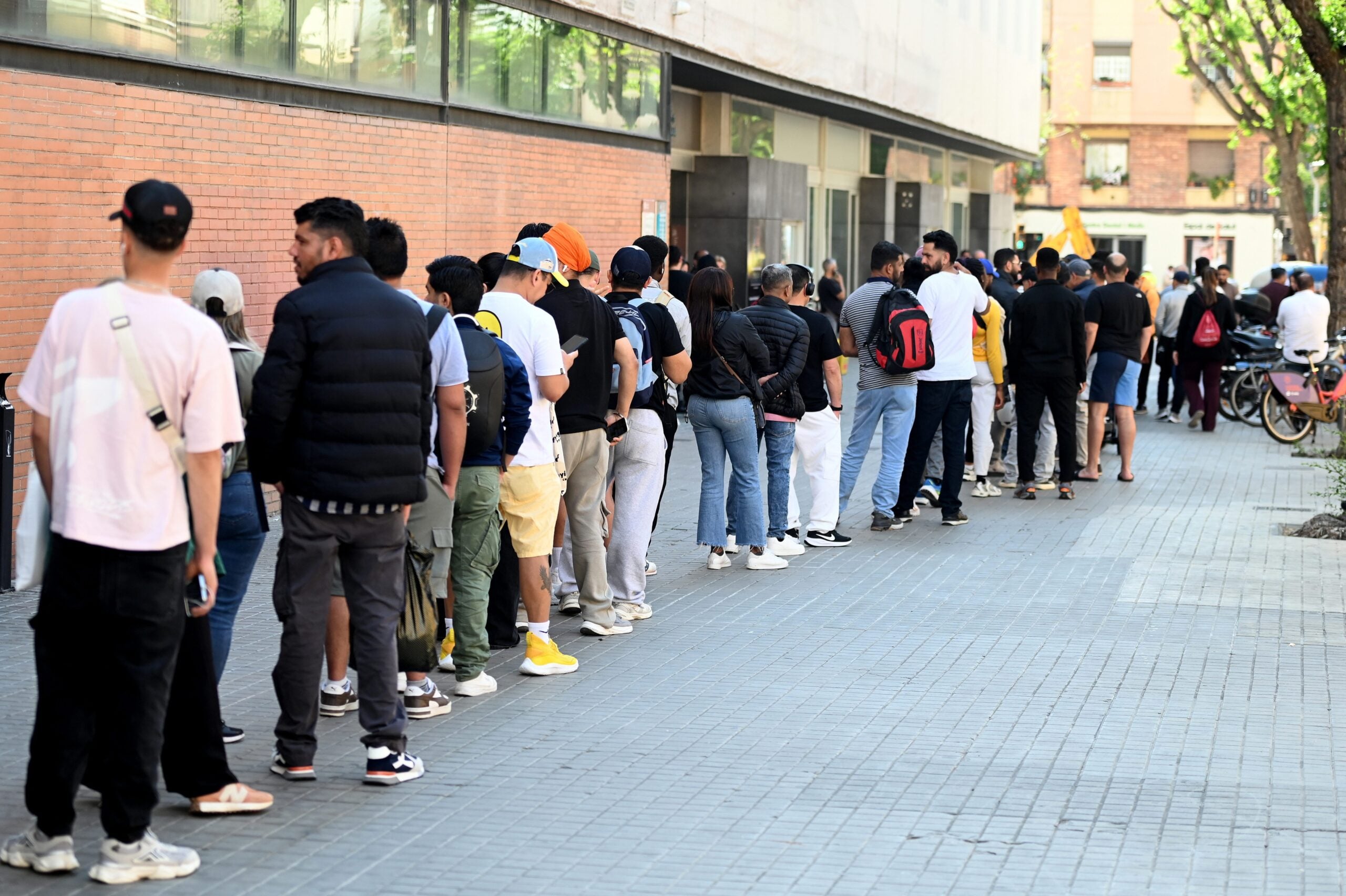 spain’s-migrant-amnesty-eases-traditional-august-jobs-slump-–-with-70%-of-new-roles-going-to-foreign-workers
