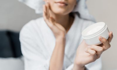 por-que-los-dermatologos-recomiendan-introducir-una-crema-de-noche-con-retinol-en-la-rutina-al-terminar-el-verano