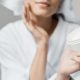 por-que-los-dermatologos-recomiendan-introducir-una-crema-de-noche-con-retinol-en-la-rutina-al-terminar-el-verano