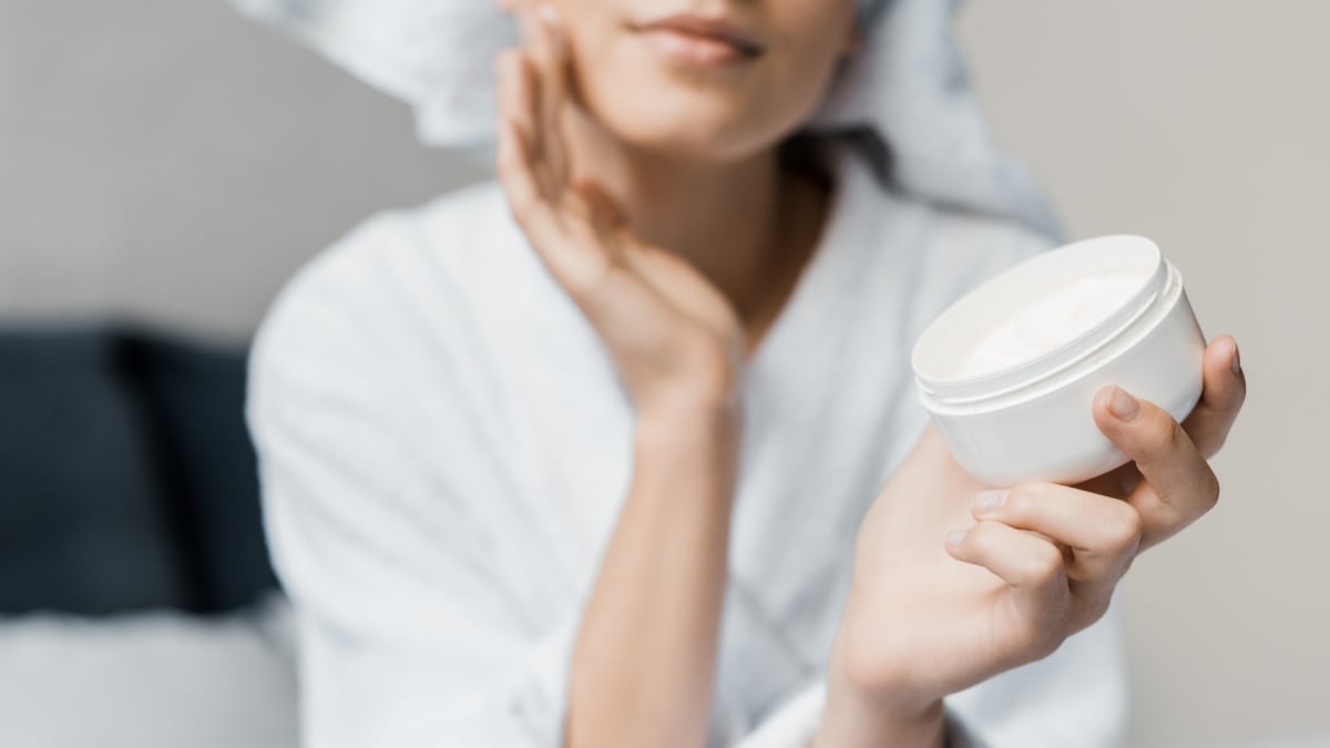 por-que-los-dermatologos-recomiendan-introducir-una-crema-de-noche-con-retinol-en-la-rutina-al-terminar-el-verano