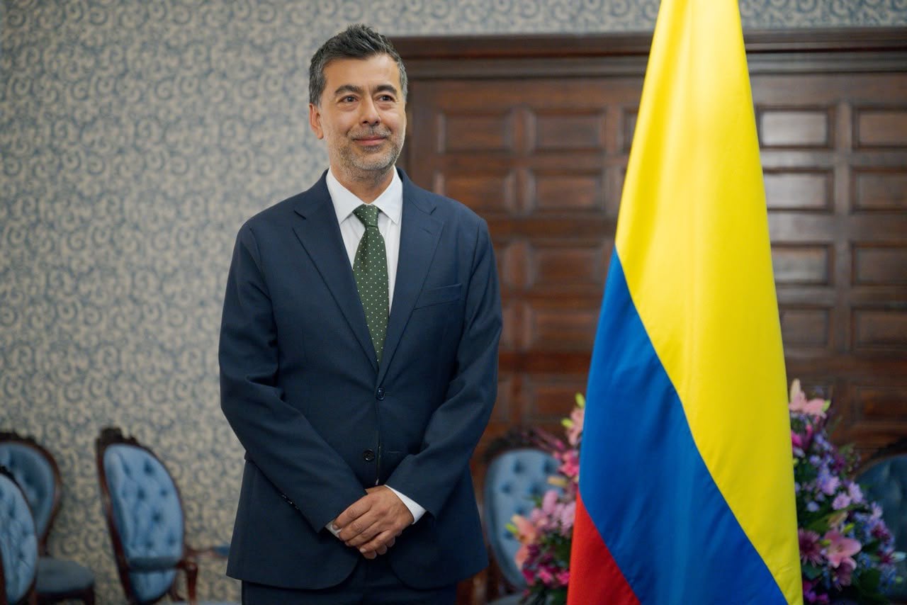 abelardo-de-la-espriella-encomienda-su-politica-migratoria-de-mano-dura-a-un-policia-retirado