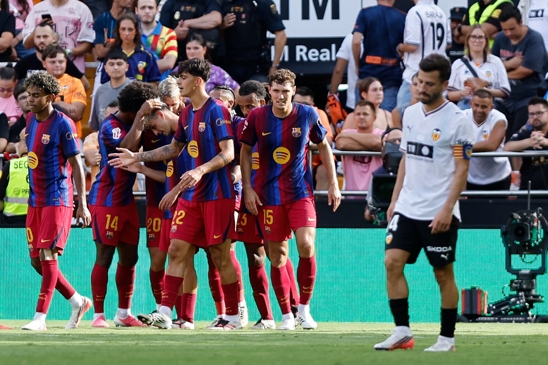 el-barca-disfruta-en-mestalla-a-costa-de-un-pobre-valencia