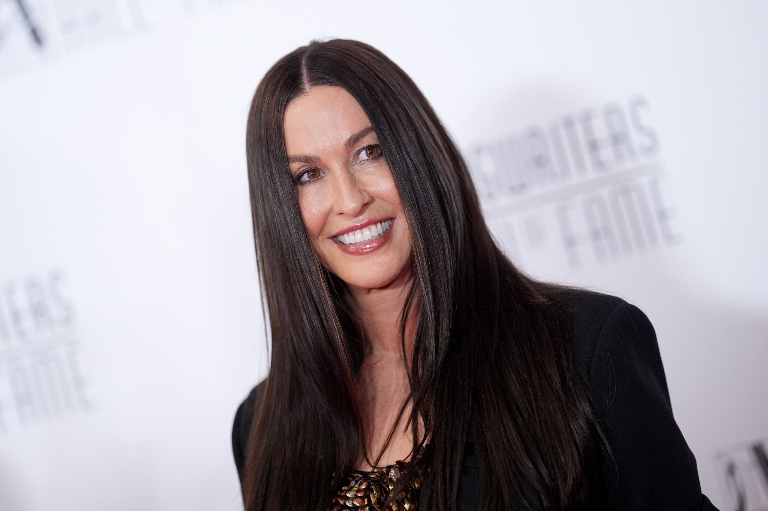 alanis-morissette-demanda-a-su-exdirectora-de-gira-por-amenazarla-con-incriminarla-por-trafico-de-drogas