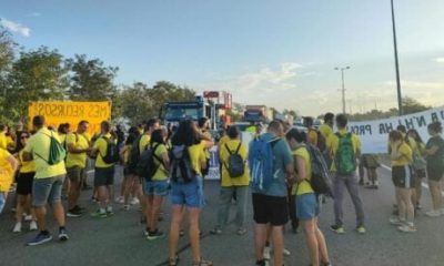watch:-teachers-block-roads-and-high-speed-rail-lines-in-barcelona-as-new-school-year-begins-with-strikes