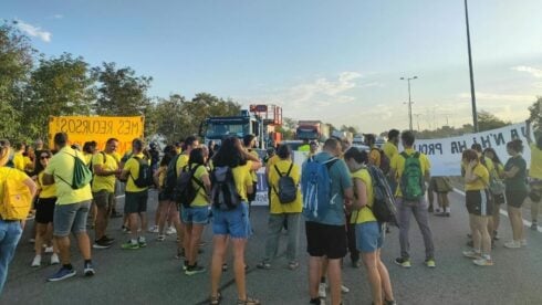watch:-teachers-block-roads-and-high-speed-rail-lines-in-barcelona-as-new-school-year-begins-with-strikes