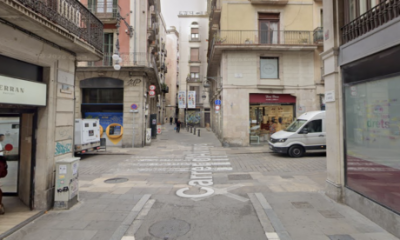 watch:-knife-wielding-man-causes-chaos-in-heart-of-barcelona’s-tourist-district-–-until-heroic-workers-clobber-him