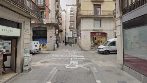 watch:-knife-wielding-man-causes-chaos-in-heart-of-barcelona’s-tourist-district-–-until-heroic-workers-clobber-him