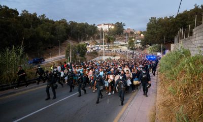 la-policia-traslada-a-mas-de-800-migrantes-a-una-nueva-instalacion:-“¿nos-llevan-a-marruecos?”