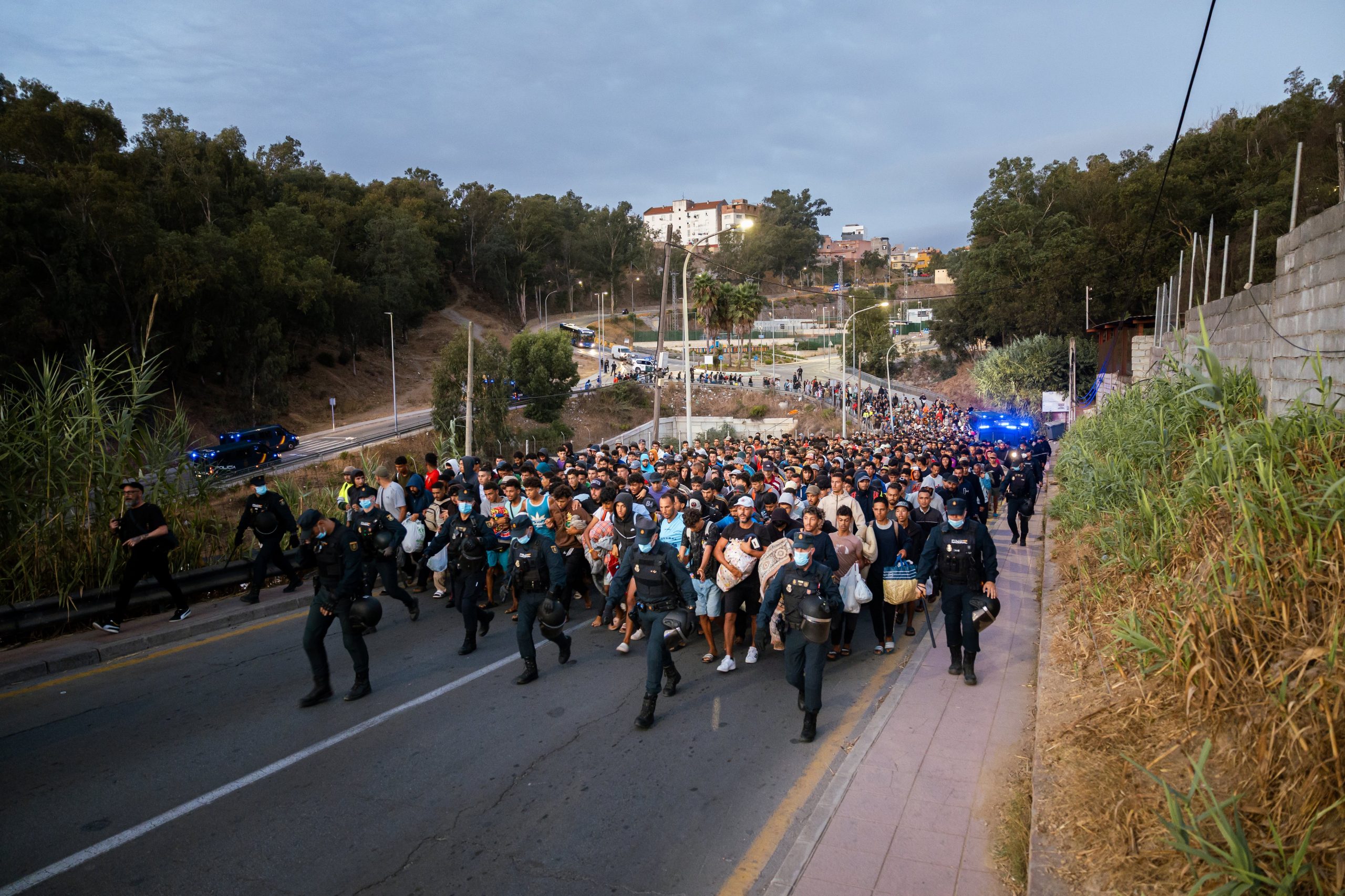 la-policia-traslada-a-mas-de-800-migrantes-a-una-nueva-instalacion:-“¿nos-llevan-a-marruecos?”