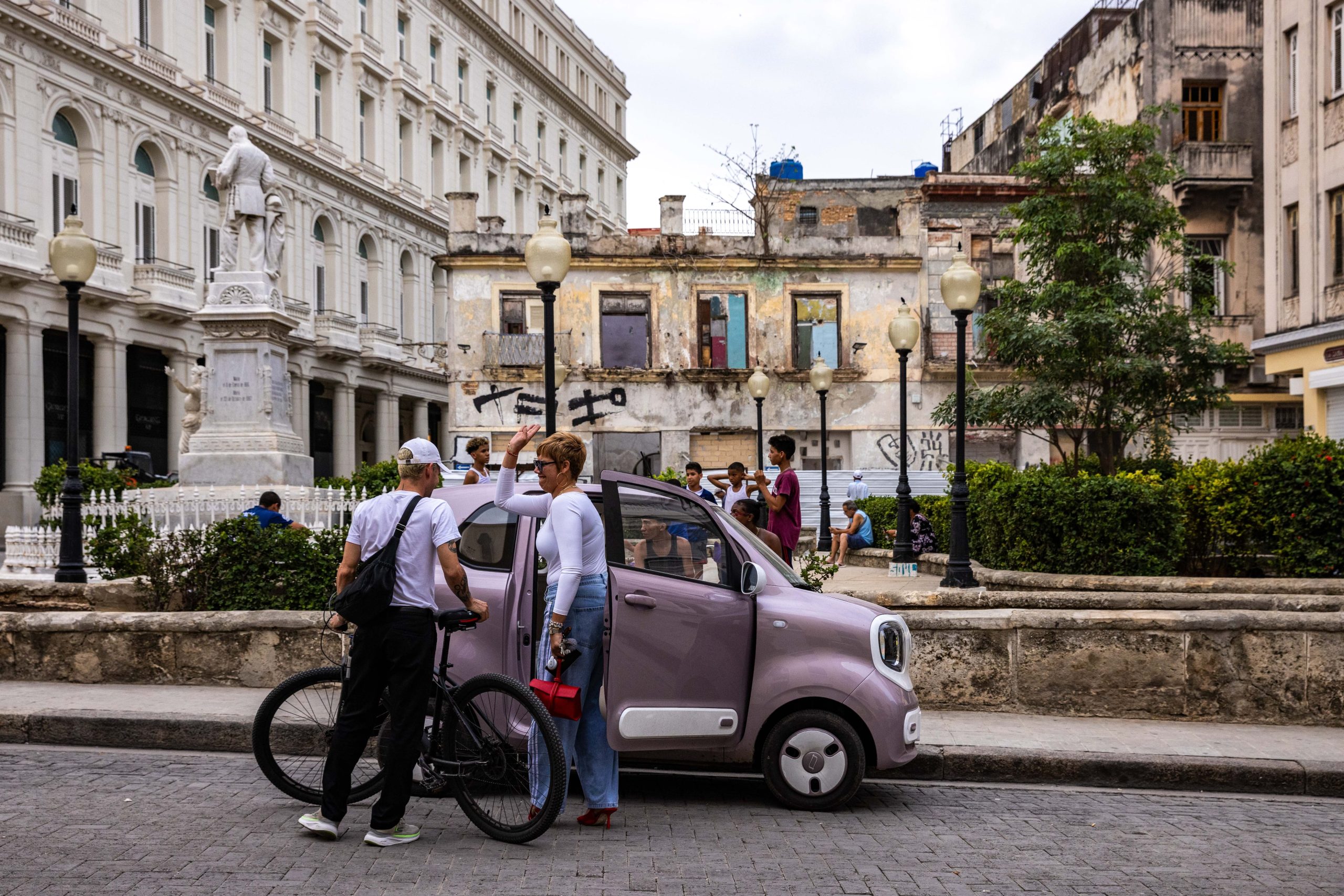 homes-in-the-dark-and-electric-cars:-snapshots-of-inequality-in-cuba