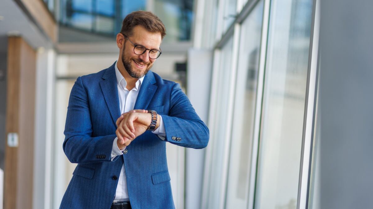 el-reloj-casio-perfecto-para-la-oficina:-queda-igual-de-bien-con-traje-que-con-vaqueros