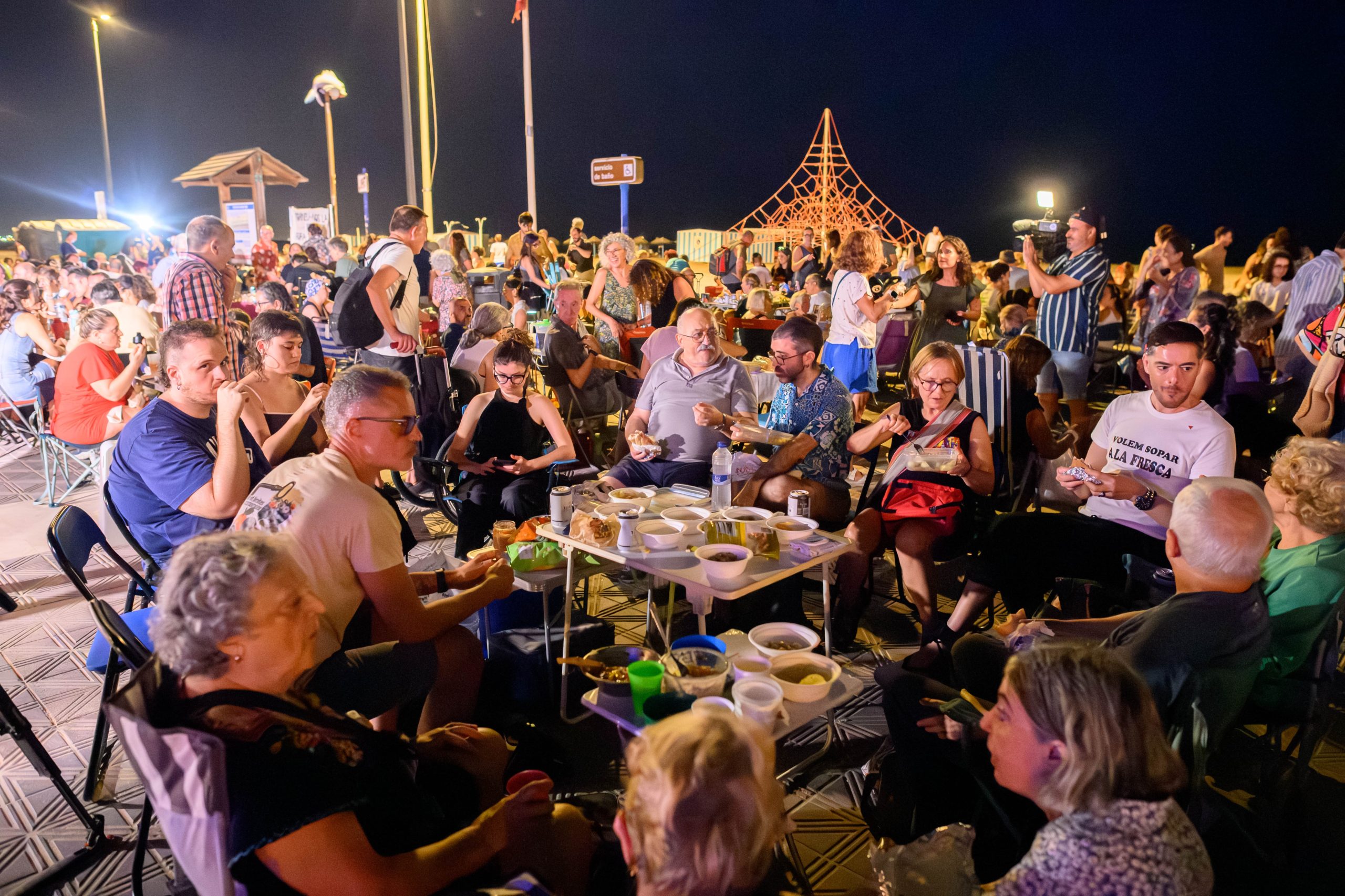 dining-outdoors-in-spain:-from-popular-custom-to-neighborhood-protest-against-mass-tourism-and-the-privatization-of-public-space 