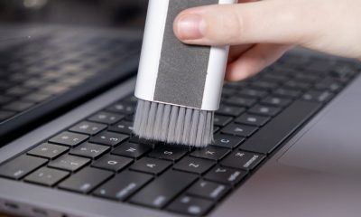 no-mas-polvo,-grasa-ni-suciedad-atrapada:-el-kit-20-en-1-definitivo-para-dejar-limpios-todos-tus-‘gadgets’