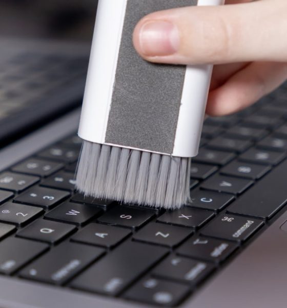 no-mas-polvo,-grasa-ni-suciedad-atrapada:-el-kit-20-en-1-definitivo-para-dejar-limpios-todos-tus-‘gadgets’