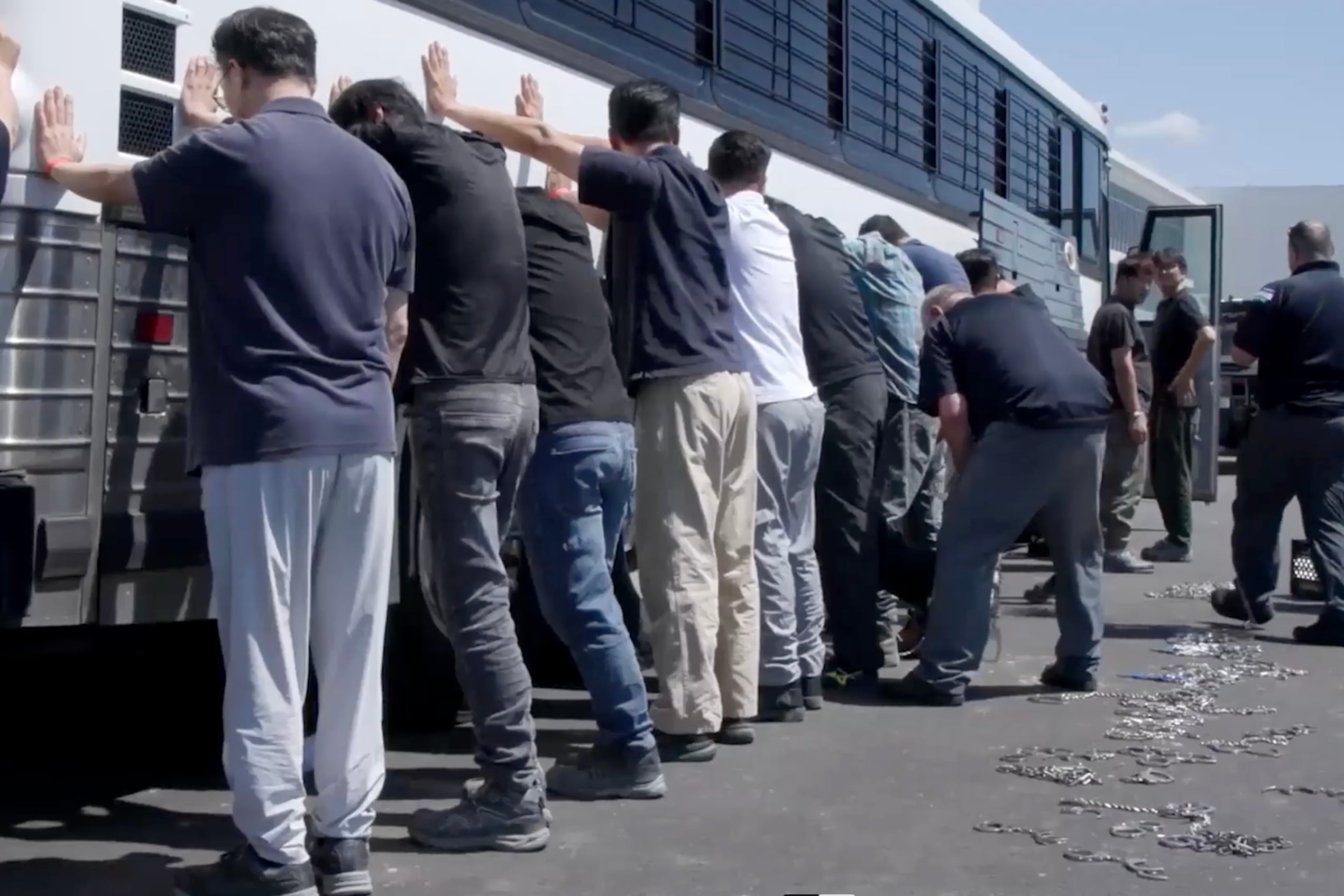 los-300-surcoreanos-detenidos-por-el-ice-en-una-fabrica-de-hyundai-denuncian-a-la-administracion-trump