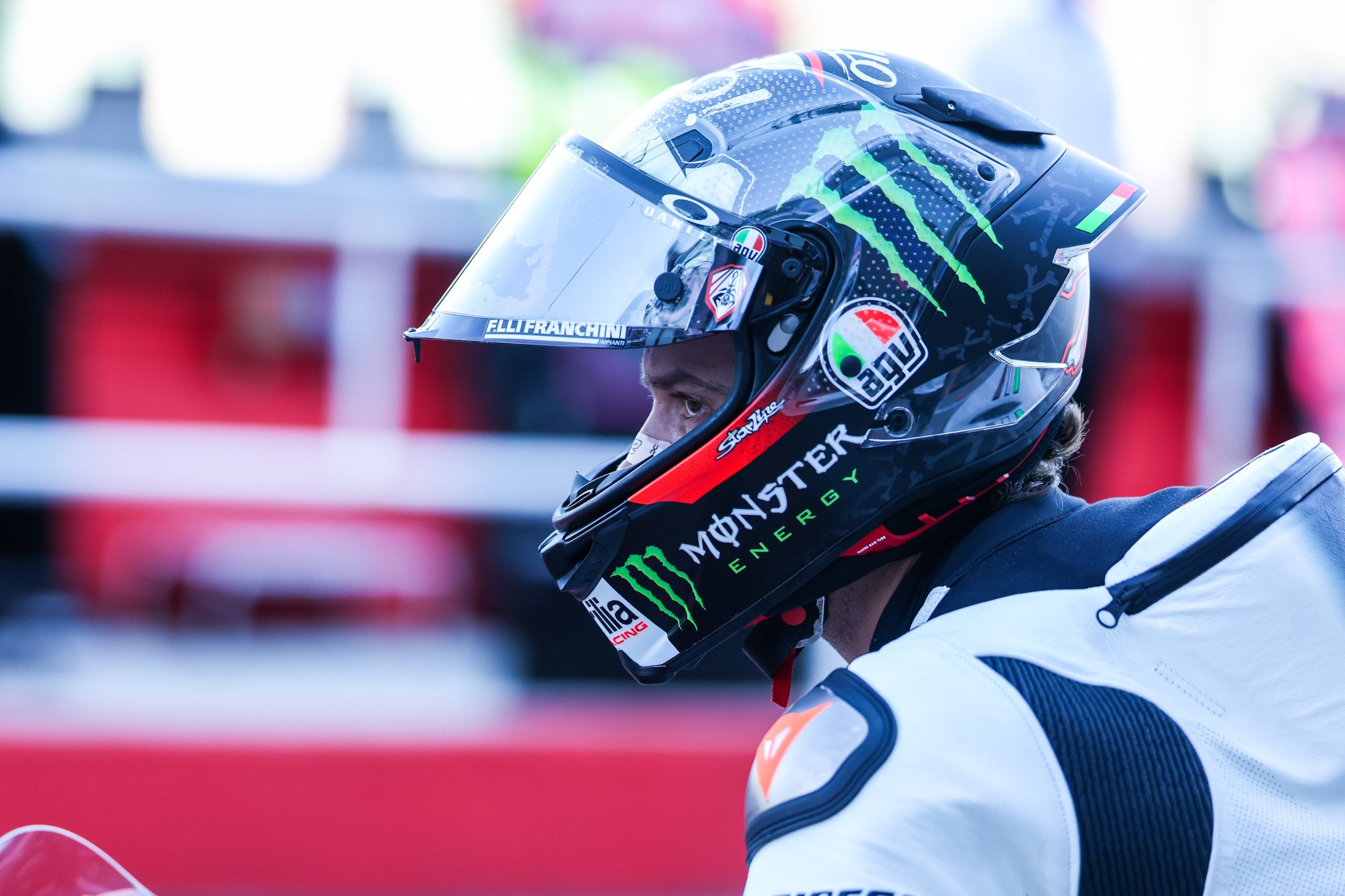 cascos-innovadores-y-protocolos-mas-severos:-asi-avanza-el-motociclismo-para-proteger-mejor-la-cabeza-de-sus-pilotos