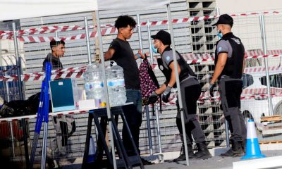 chaotic-scenes-as-spanish-police-clear-ceuta-migrants-from-beaches