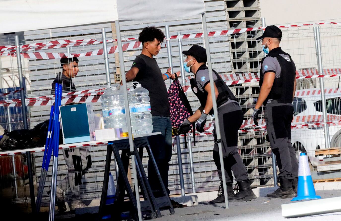 chaotic-scenes-as-spanish-police-clear-ceuta-migrants-from-beaches