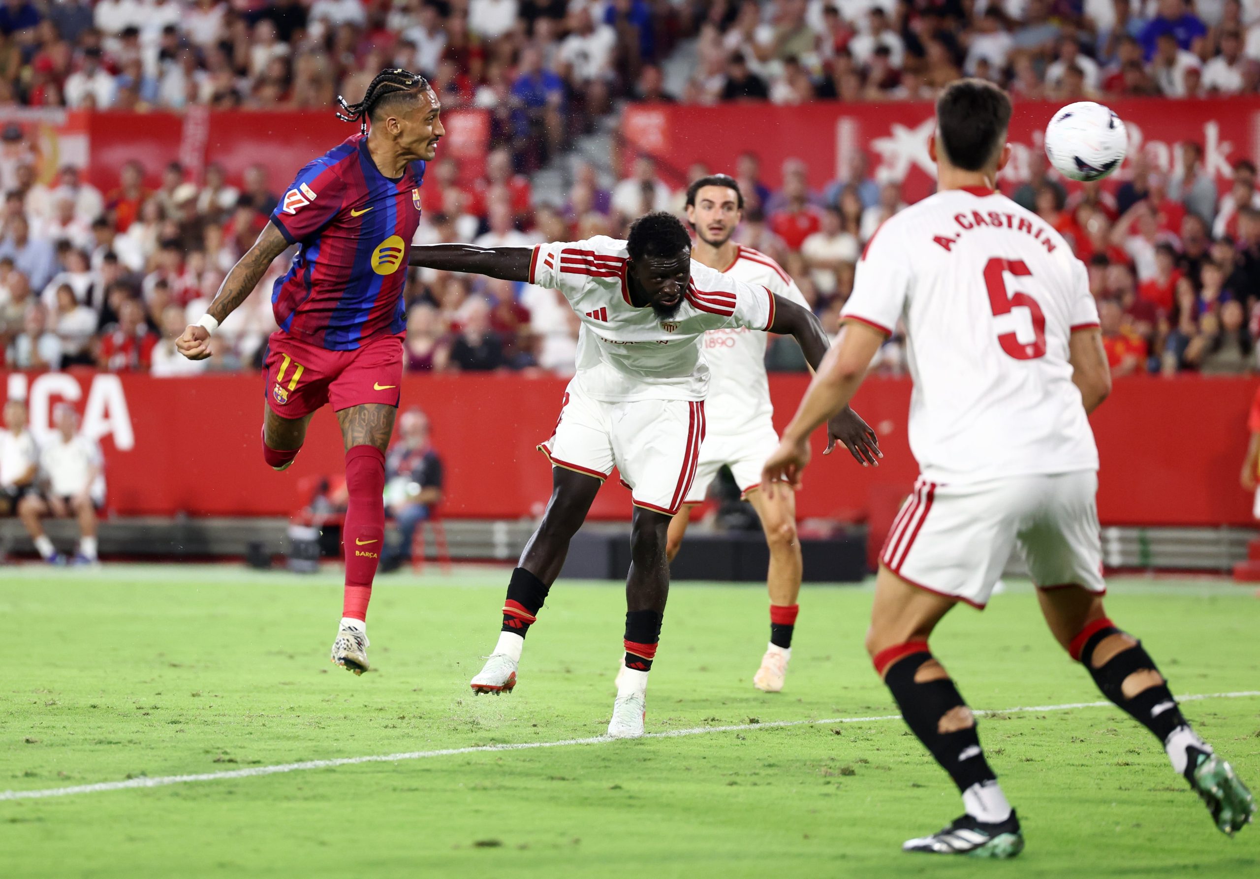 el-barca-de-raphinha-revienta-a-un-energico-sevilla