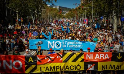 miles-de-personas-se-manifiestan-en-barcelona-contra-la-ampliacion-del-aeropuerto