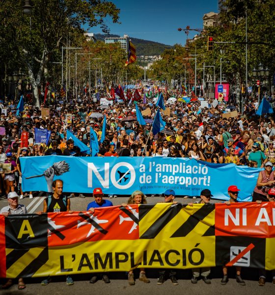 miles-de-personas-se-manifiestan-en-barcelona-contra-la-ampliacion-del-aeropuerto
