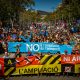 miles-de-personas-se-manifiestan-en-barcelona-contra-la-ampliacion-del-aeropuerto