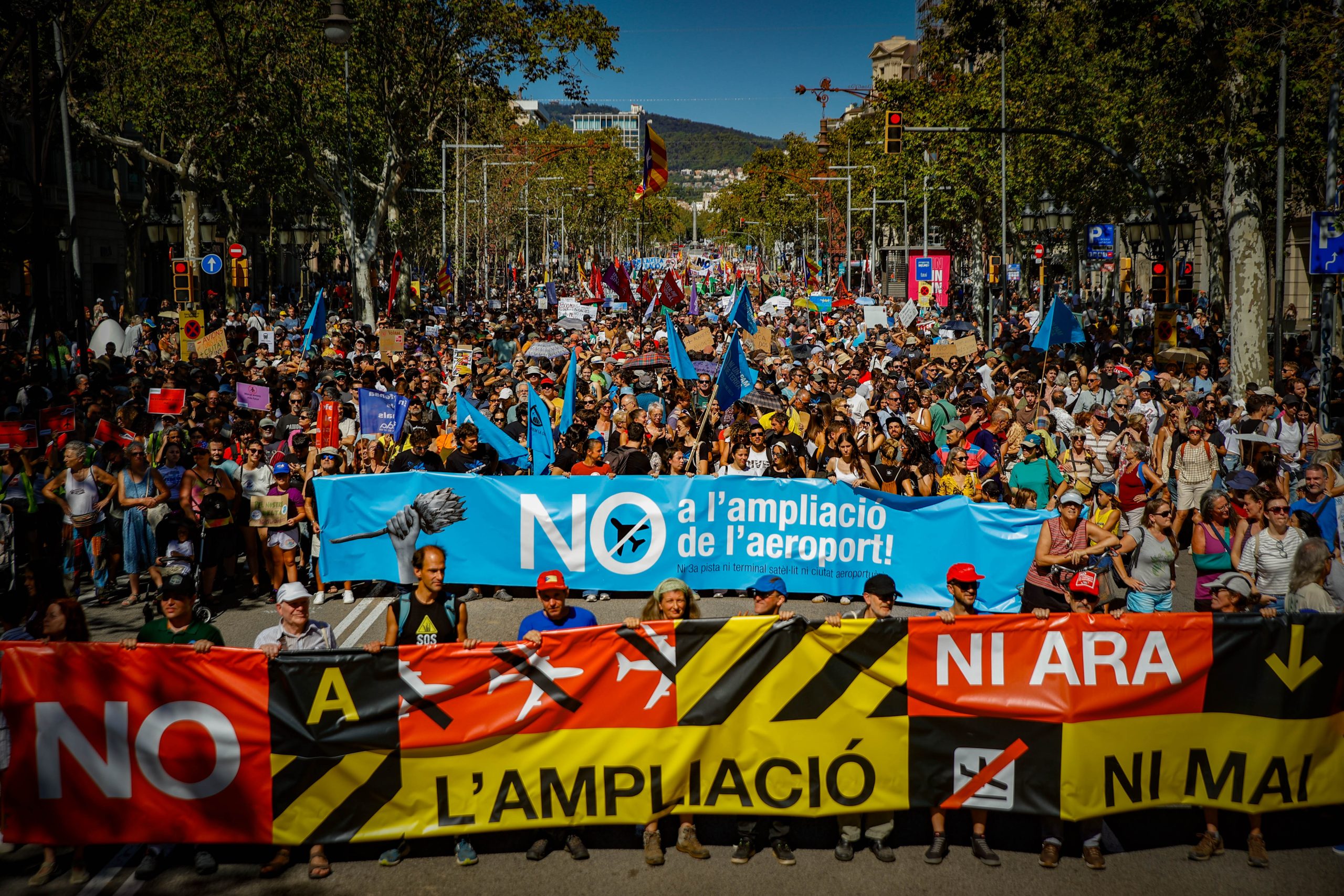 miles-de-personas-se-manifiestan-en-barcelona-contra-la-ampliacion-del-aeropuerto