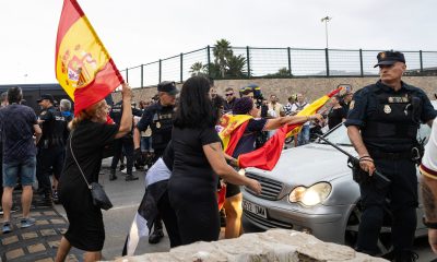 manifestantes-destrozan-en-ceuta-el-coche-de-una-diputada-que-viajaba-con-un-activista