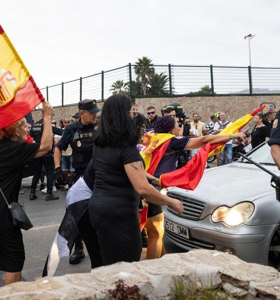 manifestantes-destrozan-en-ceuta-el-coche-de-una-diputada-que-viajaba-con-un-activista