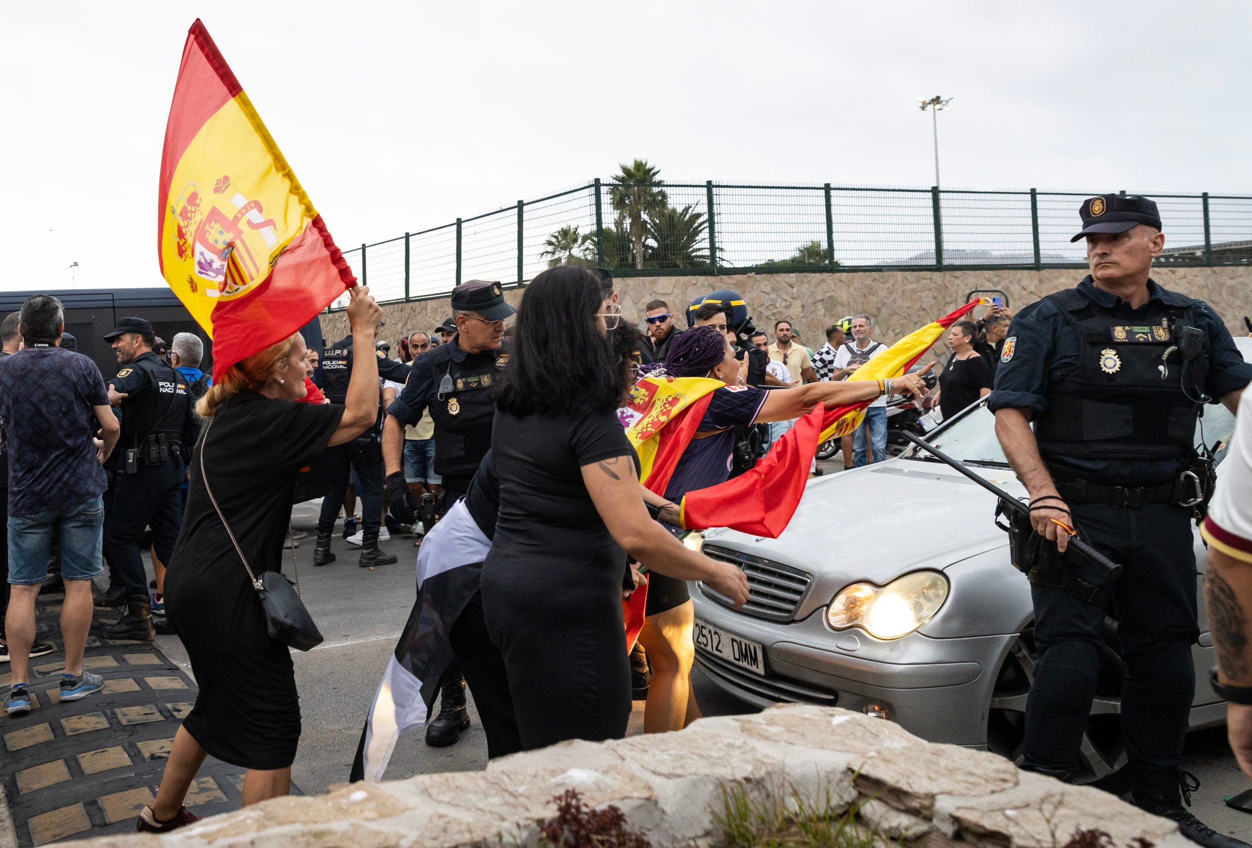 manifestantes-destrozan-en-ceuta-el-coche-de-una-diputada-que-viajaba-con-un-activista