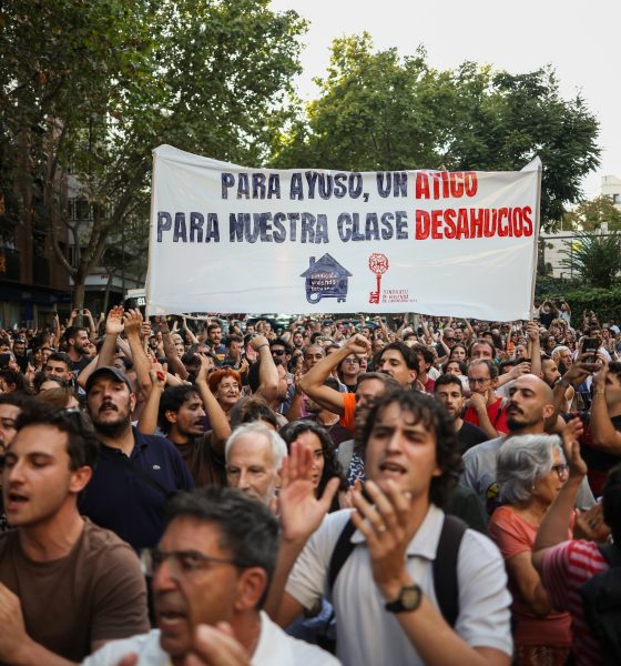 al-menos-un-millar-de-personas-cortan-el-centro-de-madrid-frente-al-‘atico-de-ayuso’-tras-el-desahucio-de-maricarmen