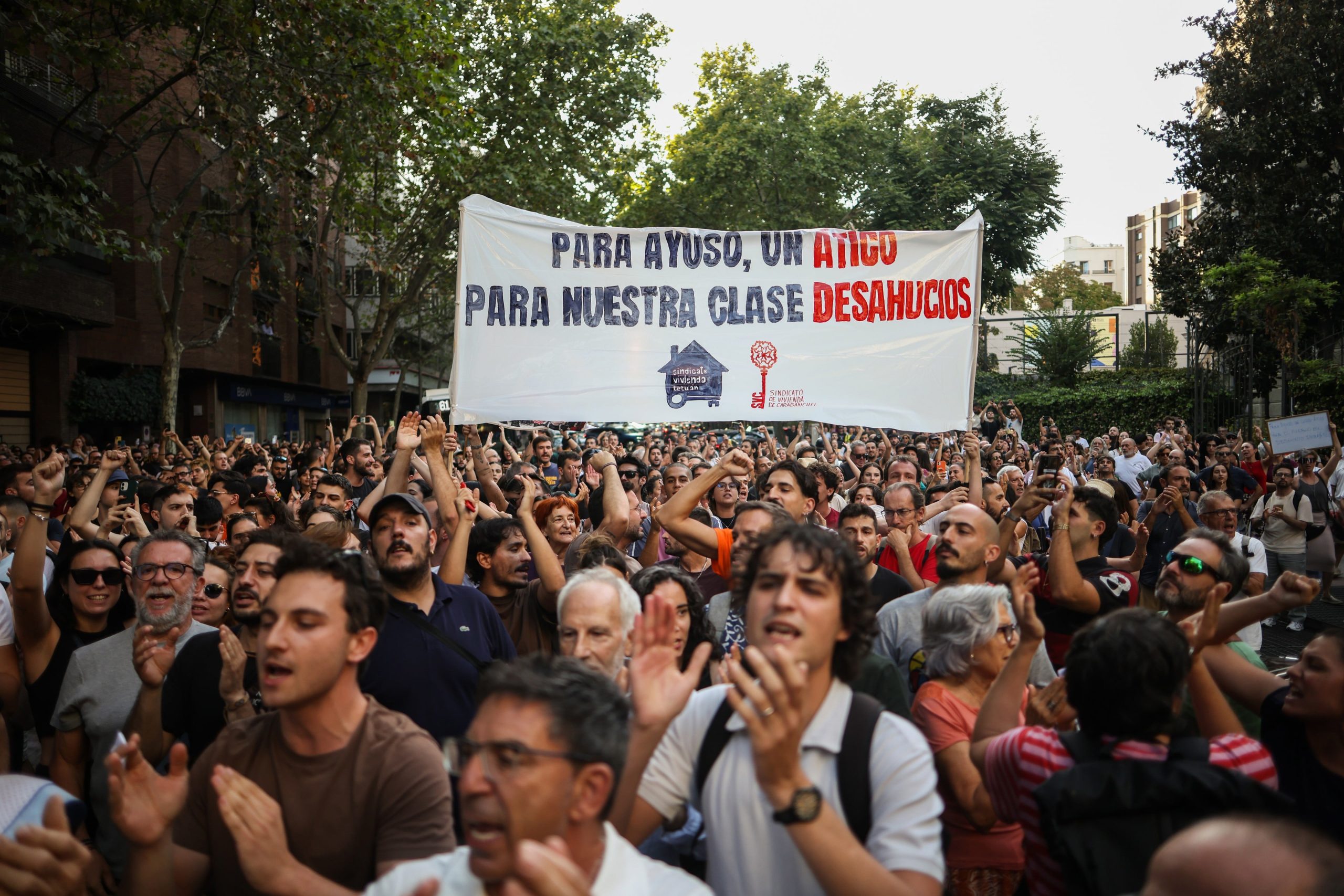 al-menos-un-millar-de-personas-cortan-el-centro-de-madrid-frente-al-‘atico-de-ayuso’-tras-el-desahucio-de-maricarmen
