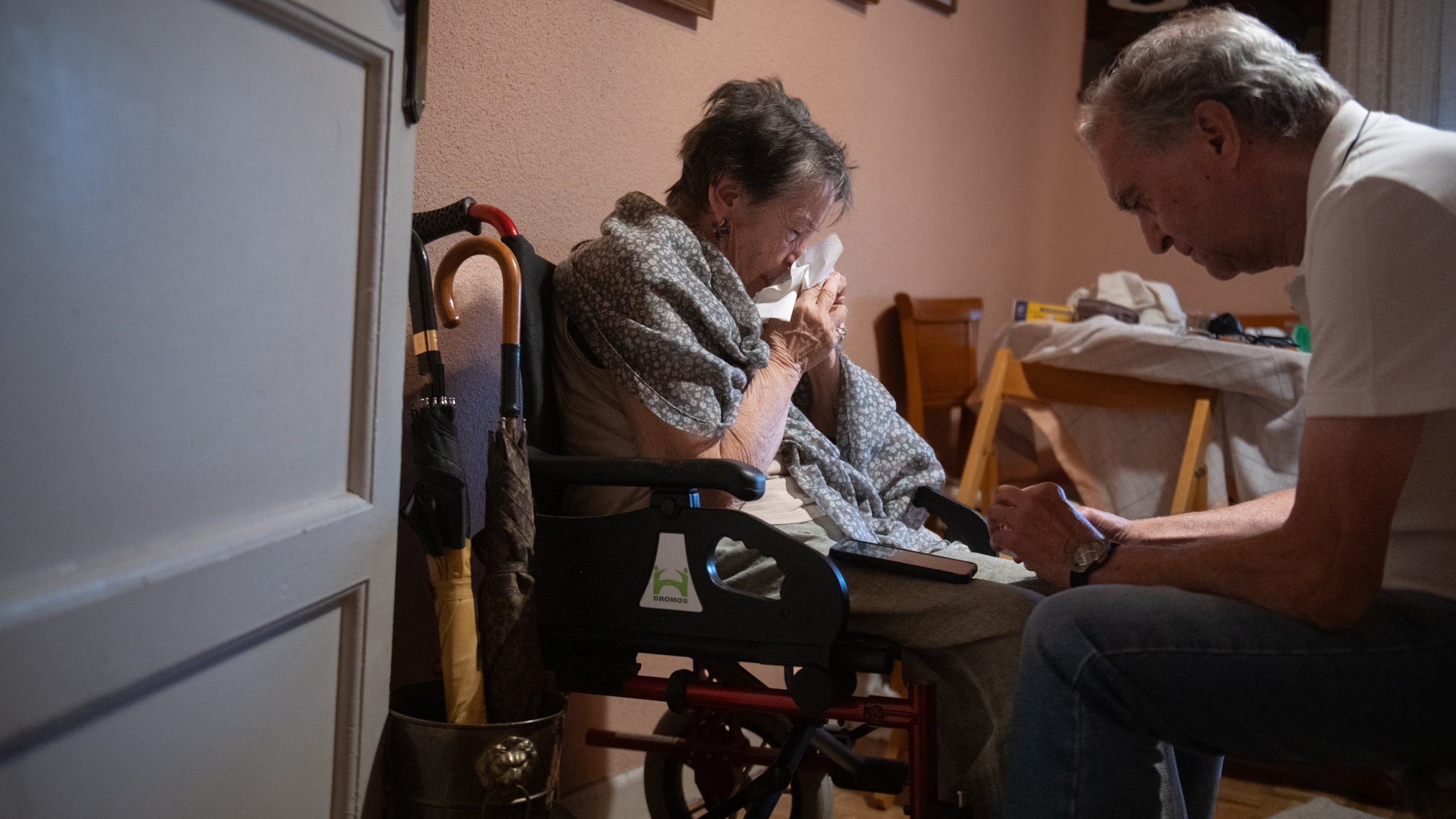 maricarmen,-de-87-anos,-pasa-su-primera-noche-sin-casa-en-el-hospital-acompanada-de-su-primo-vicente-y-con-un-cuadro-de-agotamiento-severo