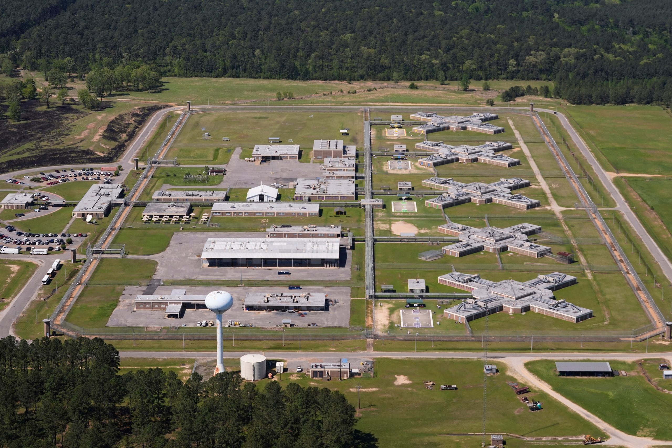 ice-wasted-millions-of-dollars-on-its-expansion-of-detention-centers,-according-to-a-government-report