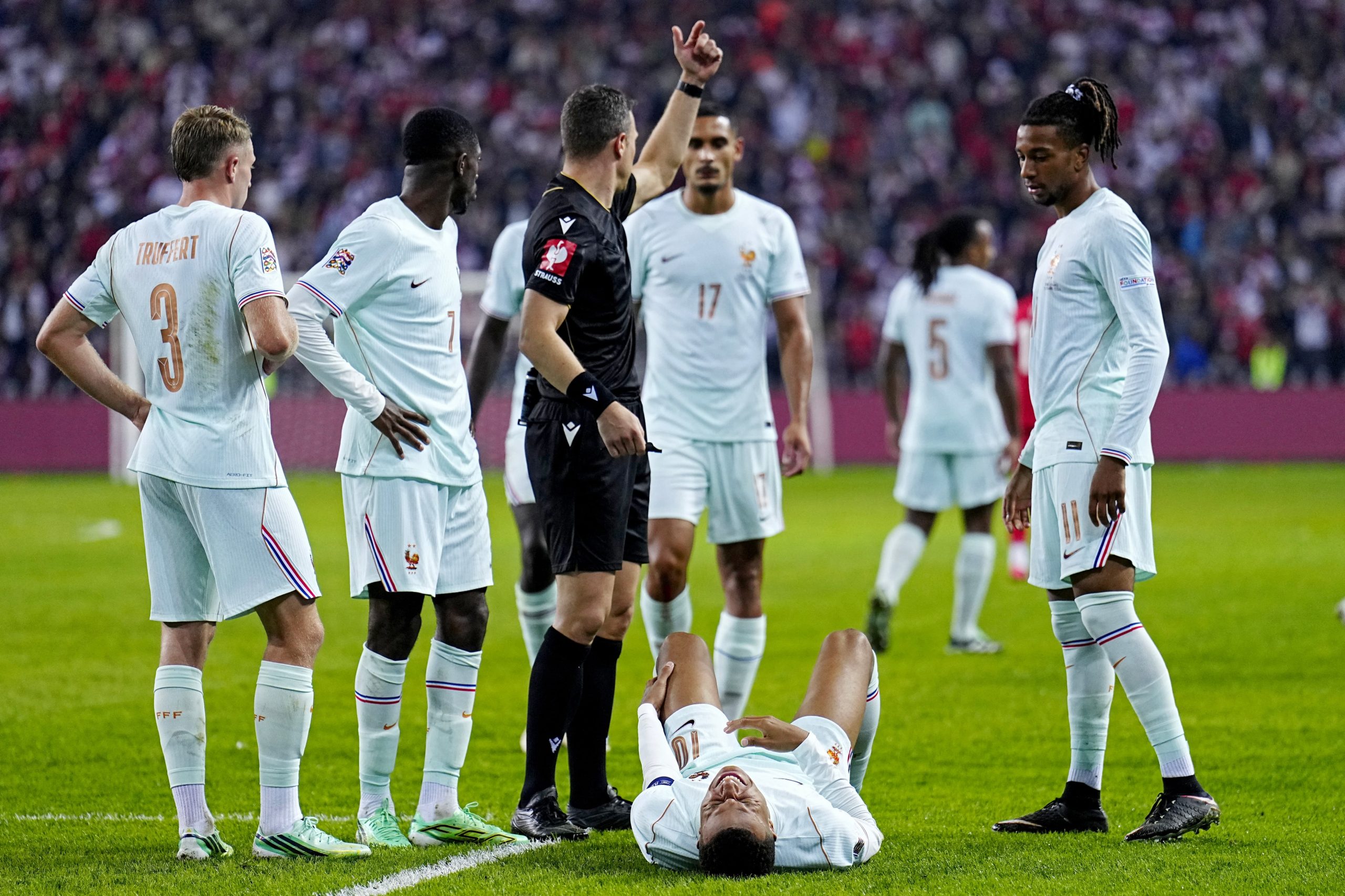 mbappe-marca-con-francia-y-se-lesiona-en-su-rodilla-izquierda