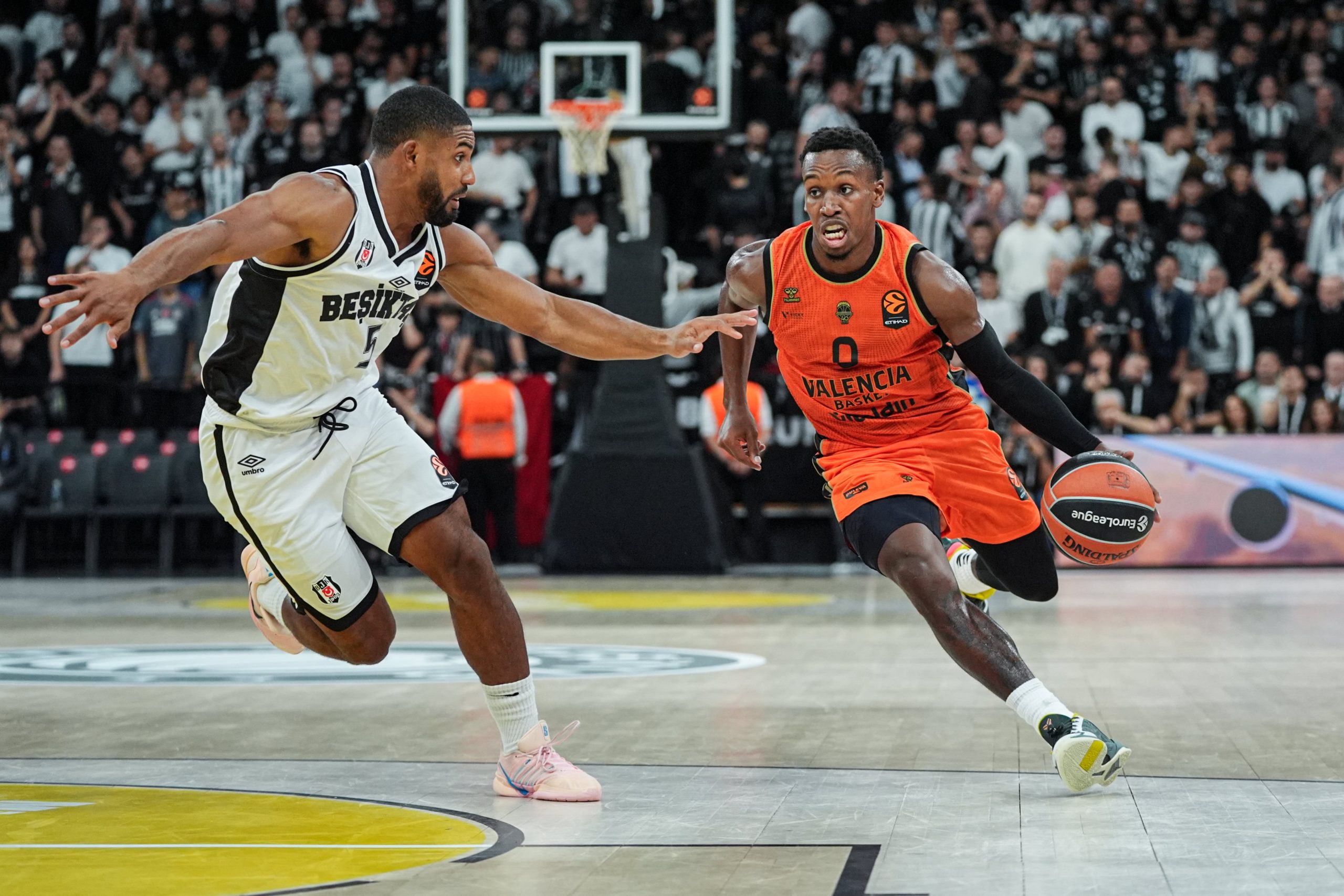 el-valencia-derrota-al-besiktas-en-una-exhibicion-de-tj-shorts