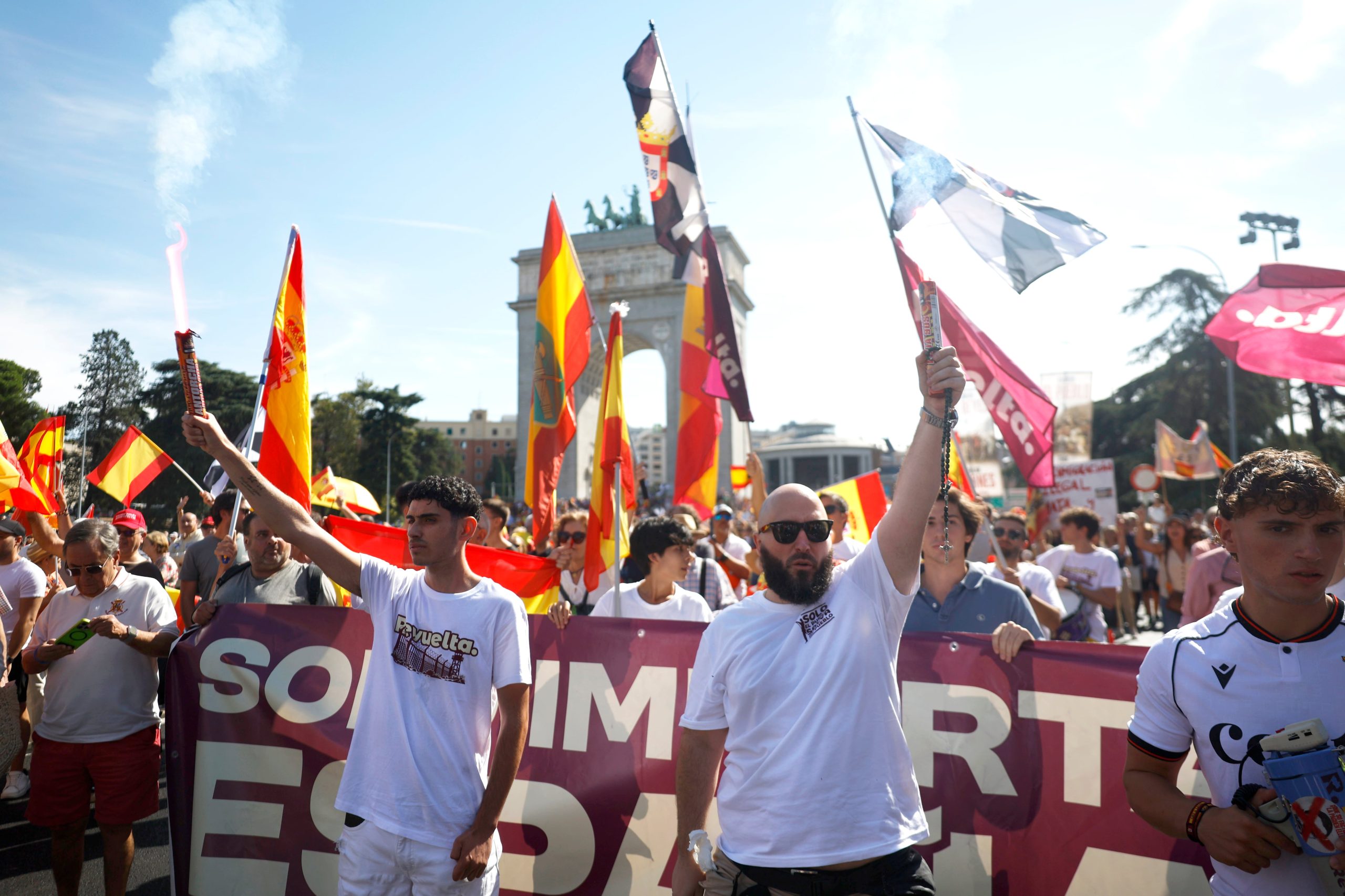 vox-se-impone-al-pp-en-la-manifestacion-de-“ultimatum”-al-gobierno-en-madrid,-con-la-mitad-de-participacion-que-la-del-pasado-mayo