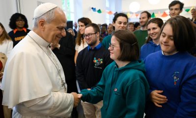 el-papa-llama-a-“ver-a-quienes-son-invisibilizados”-en-un-centro-de-ayuda-a-migrantes-de-paris