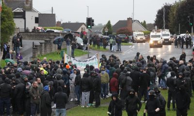 la-autorizacion-de-una-marcha-protestante-por-un-barrio-catolico-vuelve-a-prender-la-mecha-en-irlanda-del-norte