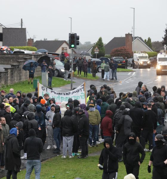 la-autorizacion-de-una-marcha-protestante-por-un-barrio-catolico-vuelve-a-prender-la-mecha-en-irlanda-del-norte
