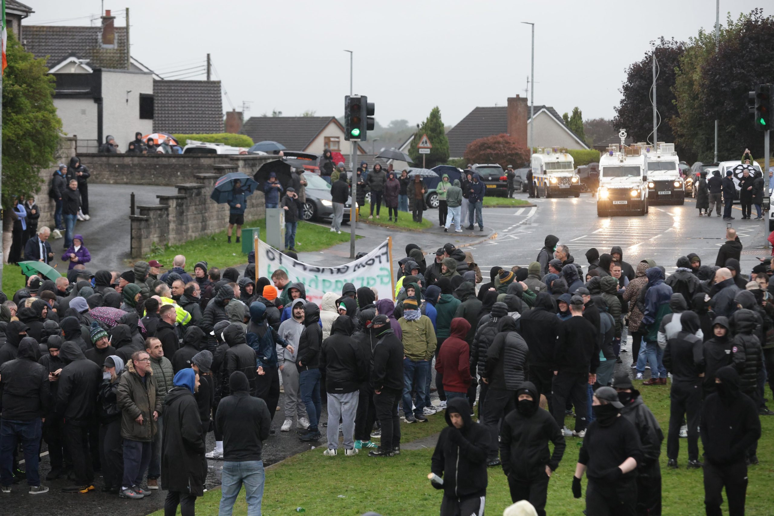 la-autorizacion-de-una-marcha-protestante-por-un-barrio-catolico-vuelve-a-prender-la-mecha-en-irlanda-del-norte